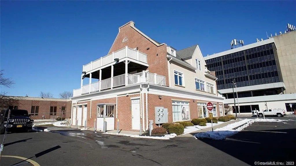 15 Belden Ave exterior
